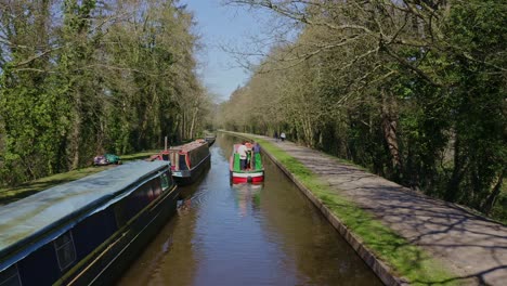 Un-Barco-Estrecho-Que-Se-Dirige-Río-Abajo-Para-Cruzar-El-Acueducto-Pontcysyllte,-Famoso-Diseñado-Por-Thomas-Telford,-Ubicado-En-La-Hermosa-Campiña-Galesa,-La-Ruta-Del-Canal-Llangollen