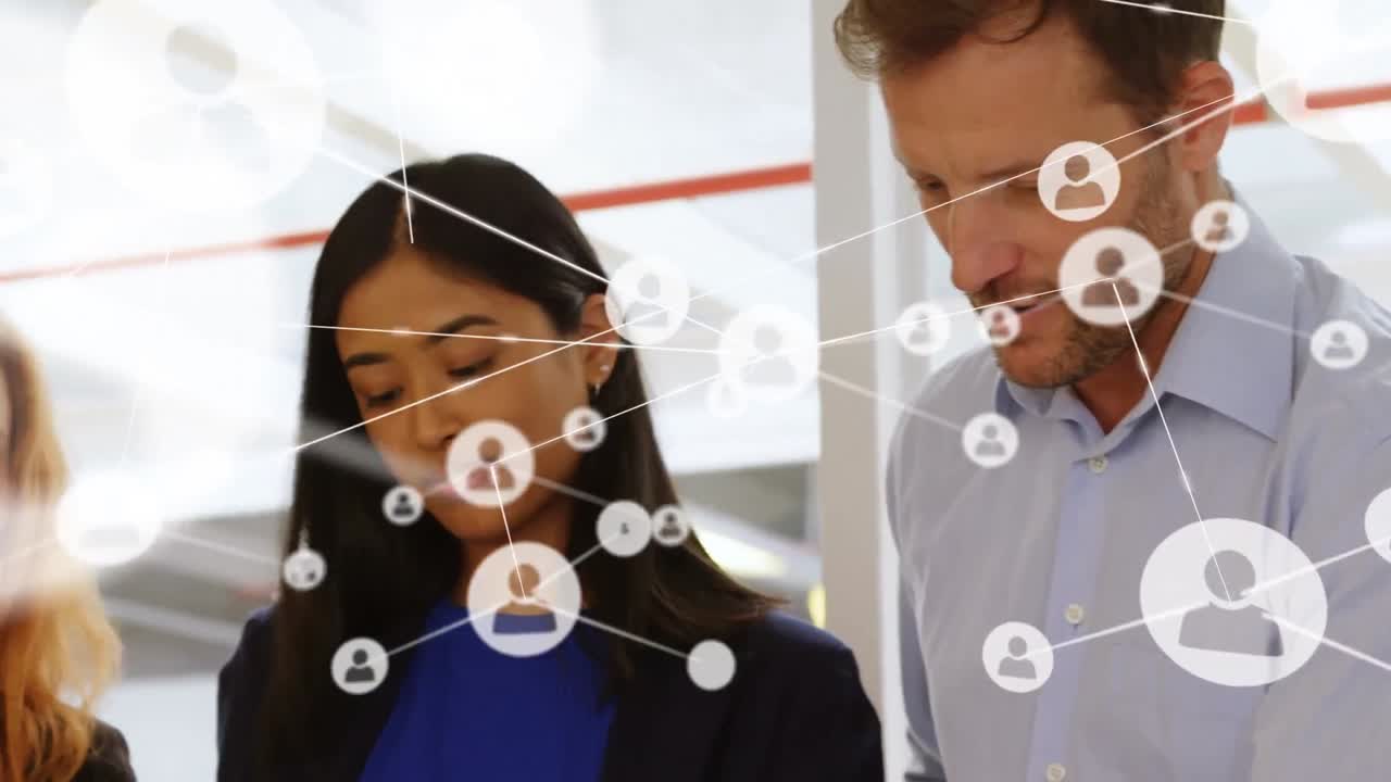 animación de la red de conexiones con las personas iconos sobre diversas personas de negocios