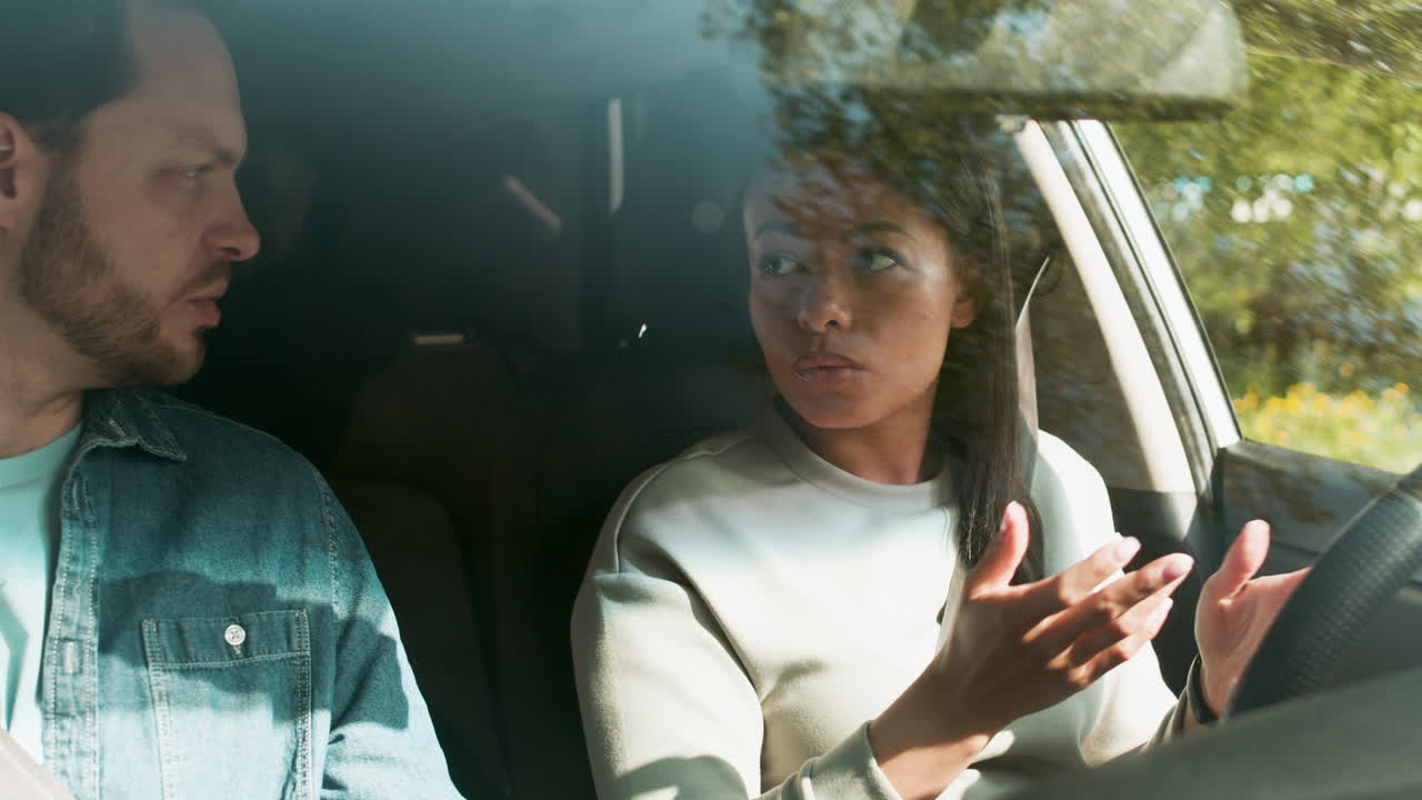 여성과 운전 학교 교사