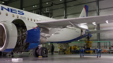 mantenimiento de aviones en un hangar