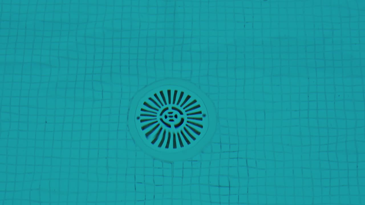 válvula de drenaje de la piscina en el fondo de la piscina