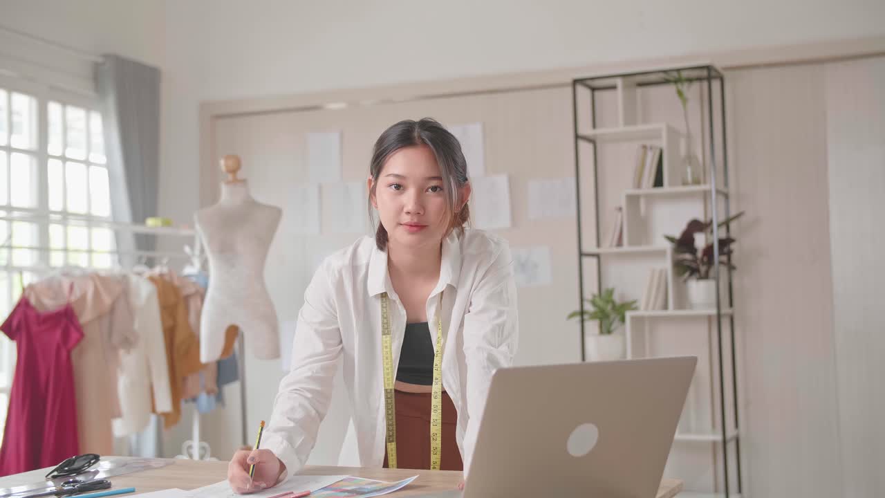 일 하는 패션 디자이너