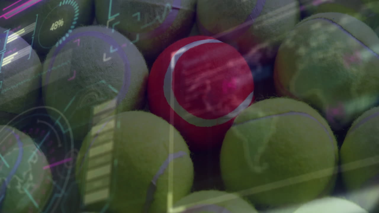 Una singola pallina da tennis rossa analizzata tra palline giallo-verdi con grafici UI traslucidi