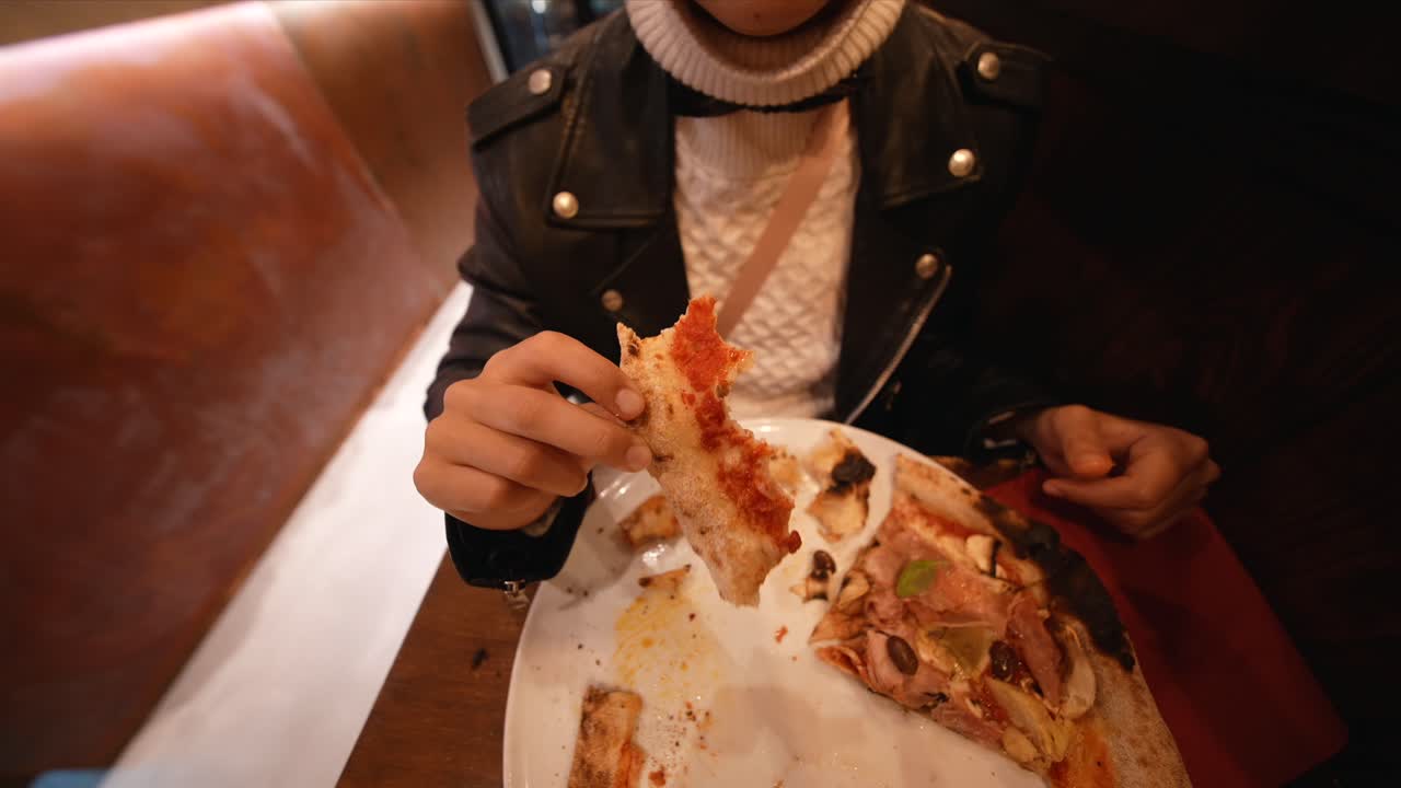 Donna che mangia pizza