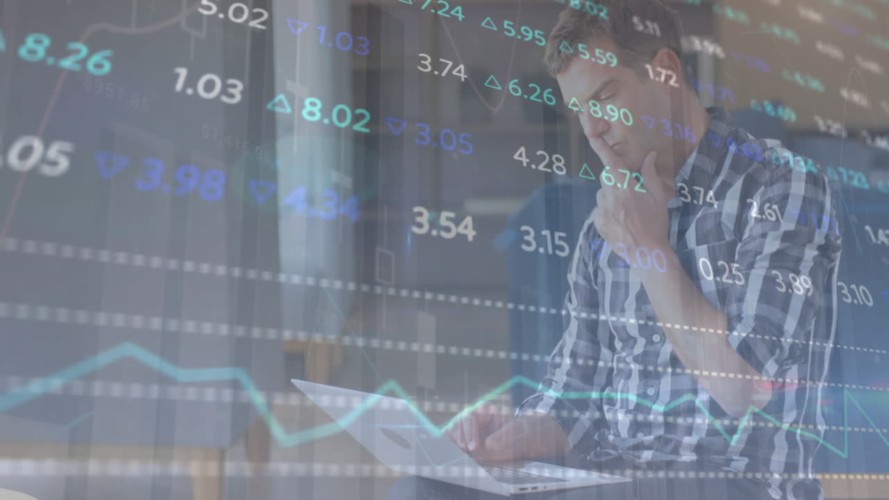 상거래 보드의 애니메이션과 초점 백인 남자가 사무실에서 노트북에서 일하는 그래프