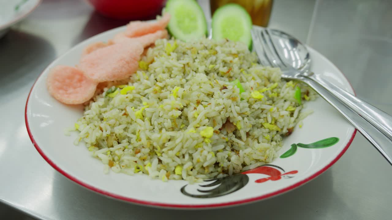 plato de arroz frito de atún indonesio. cerca