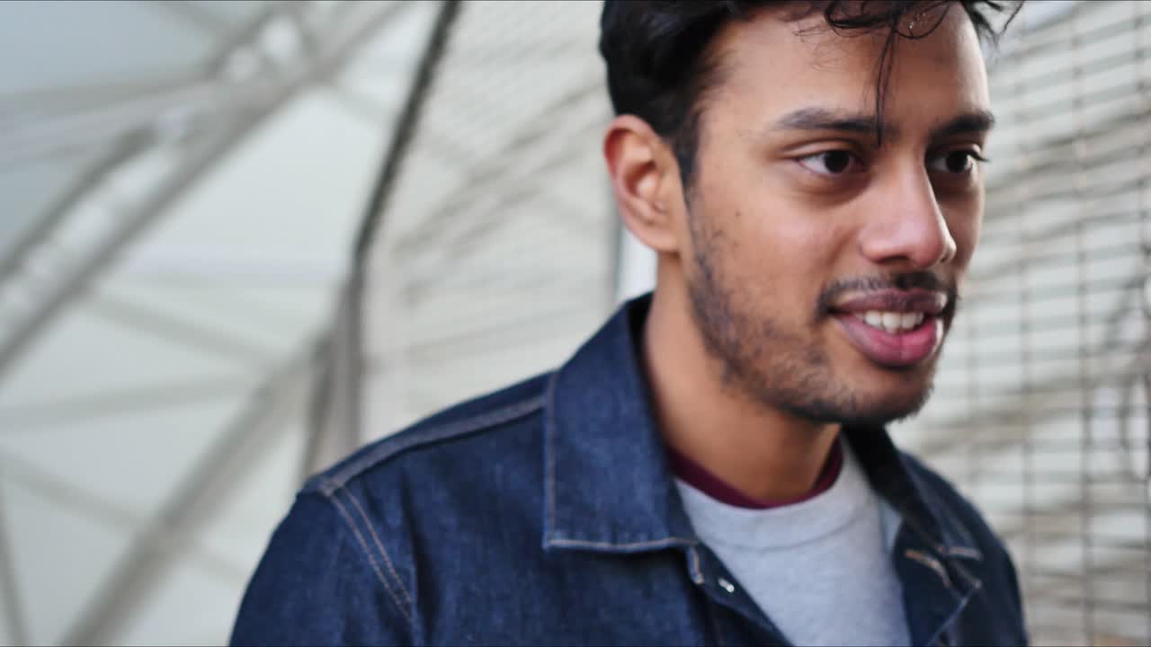 primer plano de un tipo contándole una historia a alguien fuera de cuadro