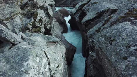 Magalaupet-Ist-Ein-Berühmtes-Schlagloch-In-Oppdal,-Norwegen