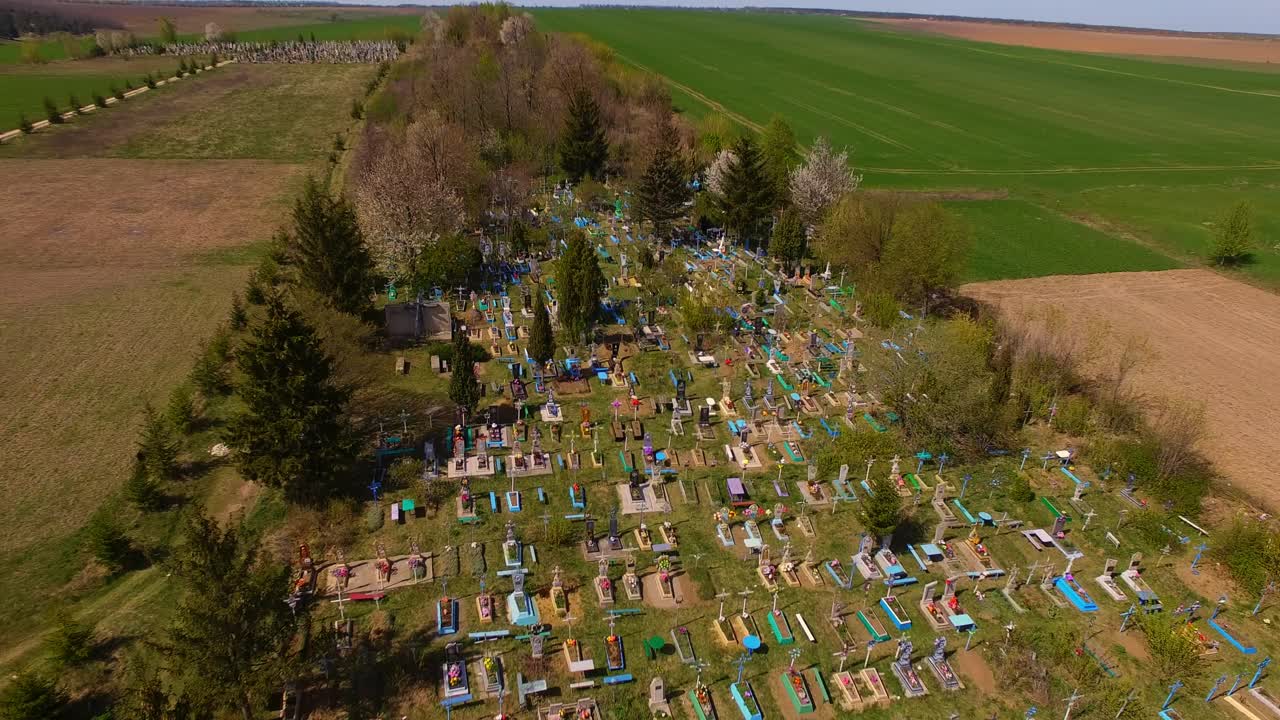 vista aérea de un gran cementerio rodeado de árboles