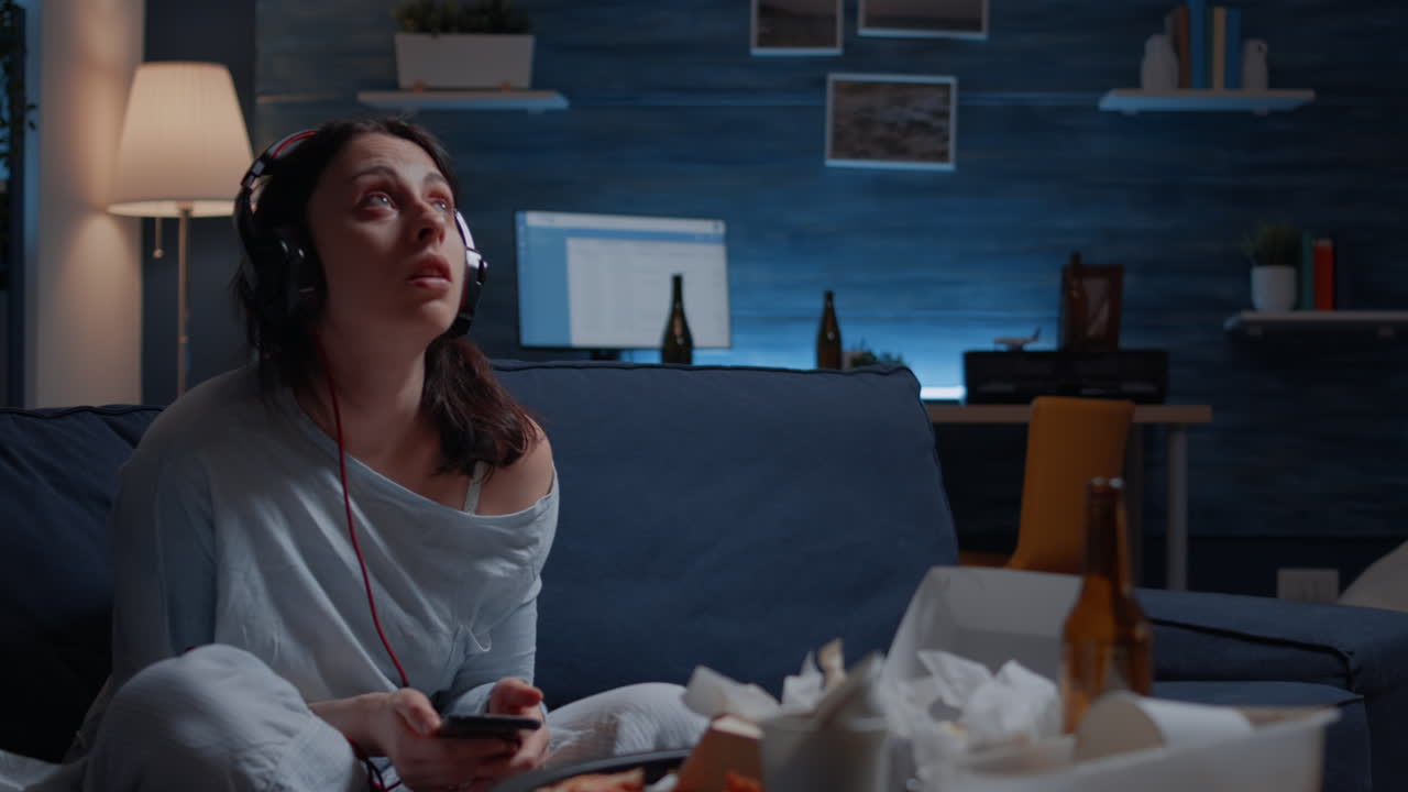 Donna ansiosa premurosa triste che ascolta musica facendo uso dello smartphone
