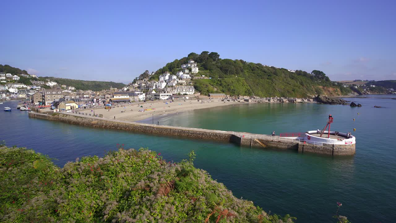 hannafore point에서 콘월의 looe 강어귀와 looe 해변을 내려다 봅니다.