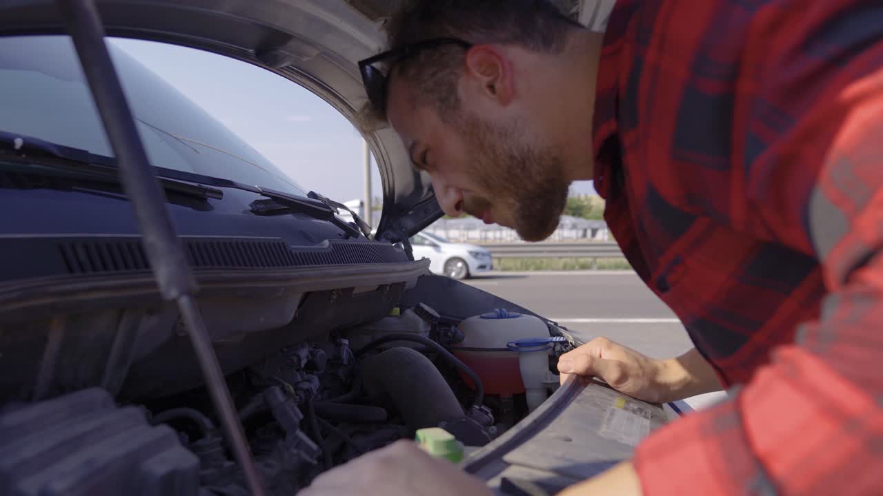 avería de coche en la autopista, solicitud de asistencia en el camino.