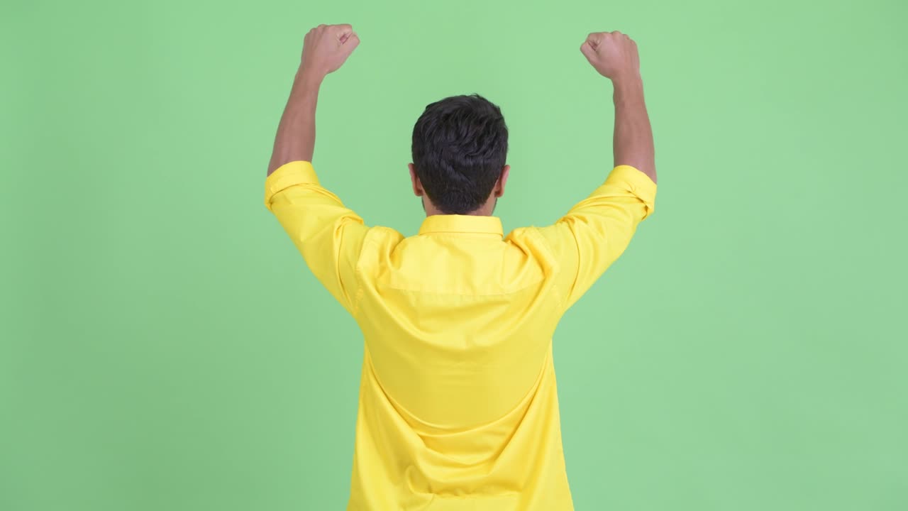 행복한 젊은 잘생긴 히스패닉 사업가