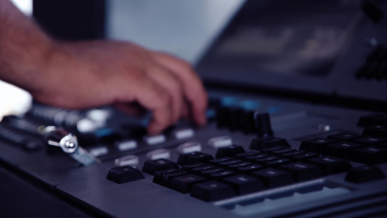 manijas ajustables en el panel del compresor en el estudio profesional. mezcla de sonido y luz. dolly shot. 4k.