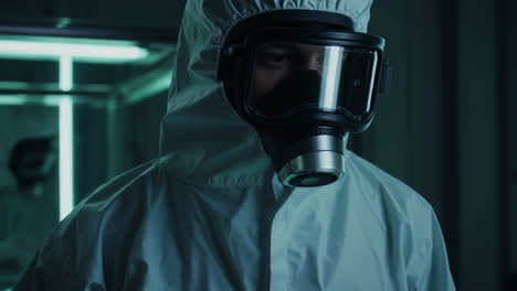 científico con equipo de protección en un laboratorio