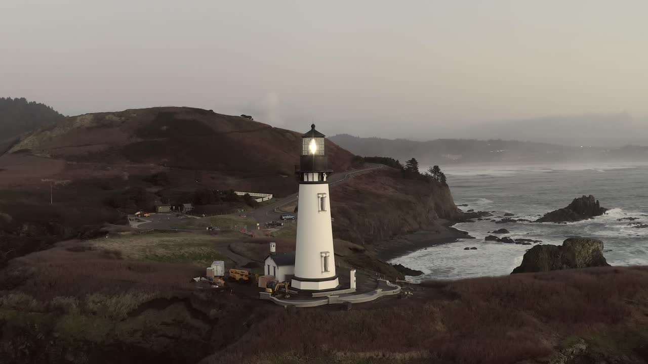 кинематографическая воздушная орбита, маяк yaquina head, кружит над океаном