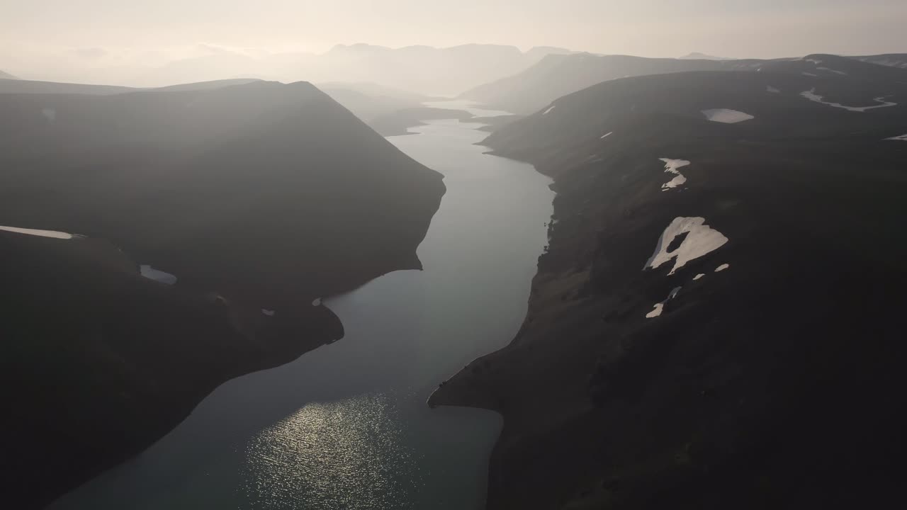 아침에 강과 산을