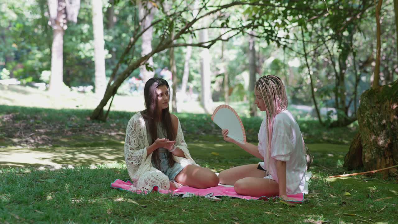 dos amigos disfrutando de un picnic en el parque