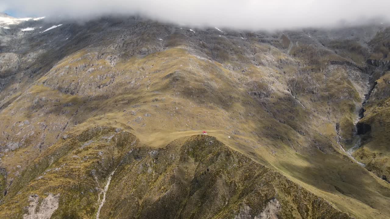 brewster hut, popular campamento con vistas a las montañas en el parque nacional de mount aspiring, nueva zelanda