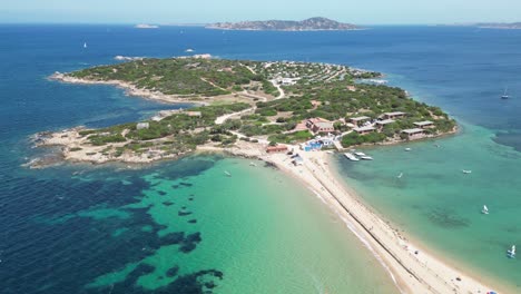 Sandbank-Und-Halbinsel-Insel-Der-Möwen-In-Porto-Pollo,-Sardinien---4k-Luftkreisen