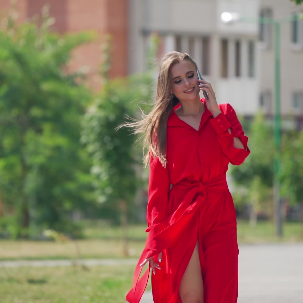 휴대 전화 통화하는 여자