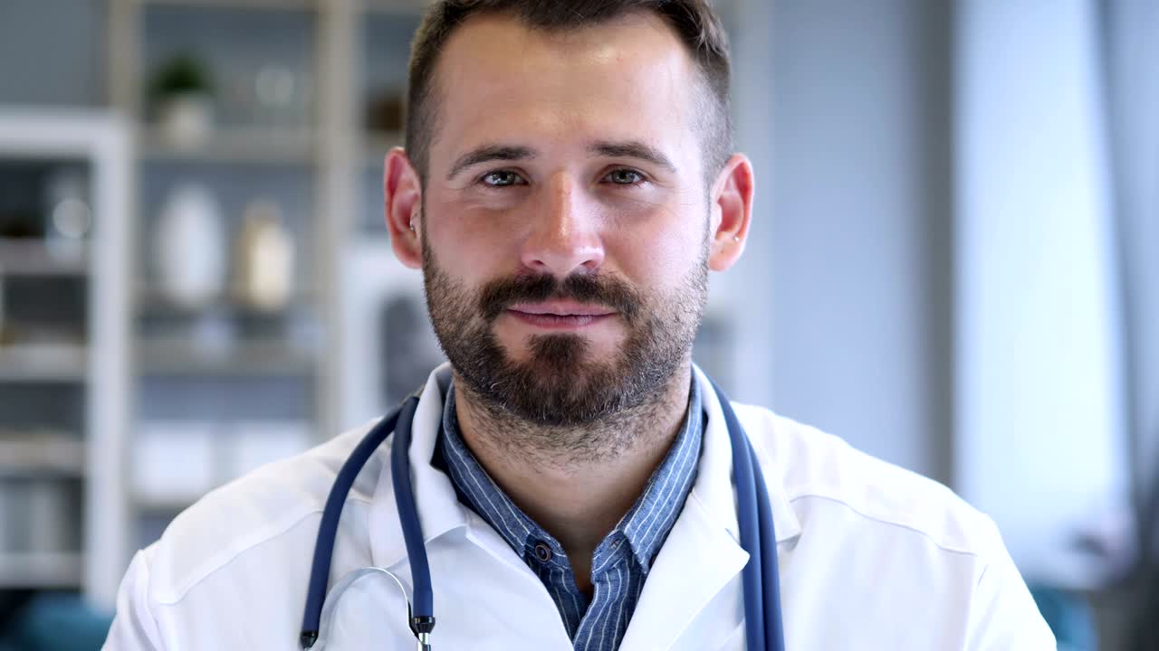Retrato de médico sonriente y seguro