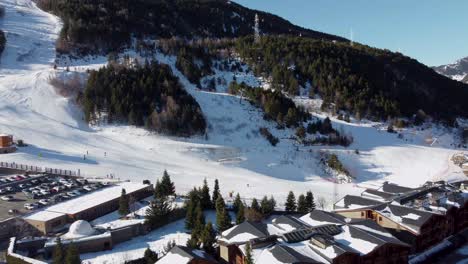 Vista-Aérea-De-Una-Estación-De-Esquí-En-Los-Pirineos