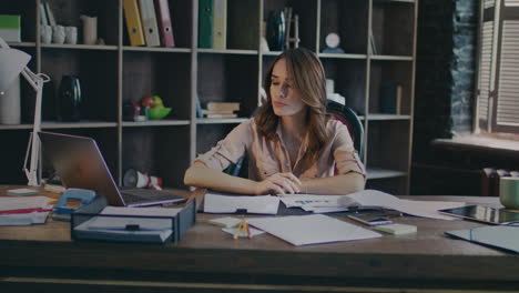 mujer de negocios pensando sentada en el escritorio. mujer de negocios triste trabajar con documentos