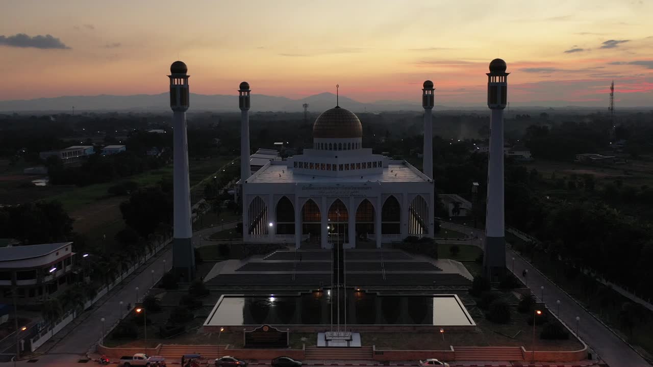 imágenes de drones de la mezquita central de songkhla al atardecer en songkhla