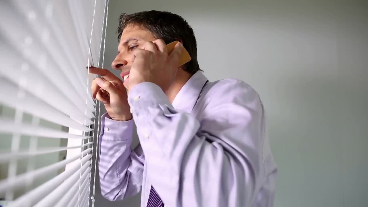 재미있는 젊은 사업가 전화