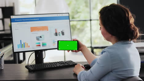 la mujer de negocios mira la pantalla verde.