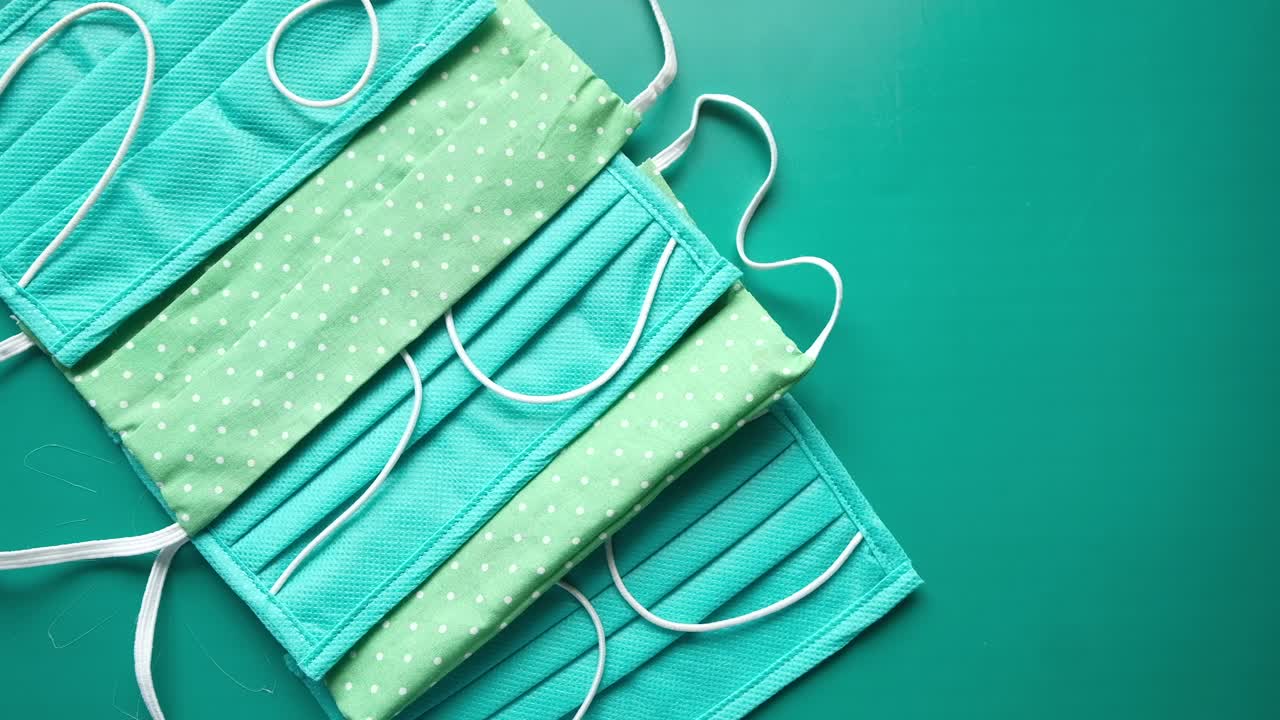 세련된 푸른색과 녹색 직물 얼굴 마스크