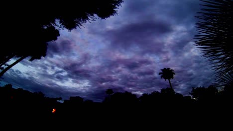 lapso de tiempo a medida que las nubes de tormenta llenan el cielo, las nubes cambian de amarillo y naranja a púrpura oscuro
