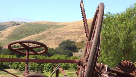 se encuentra equipo agrícola oxidado pionero en un rancho en las montañas de santa ynez de california