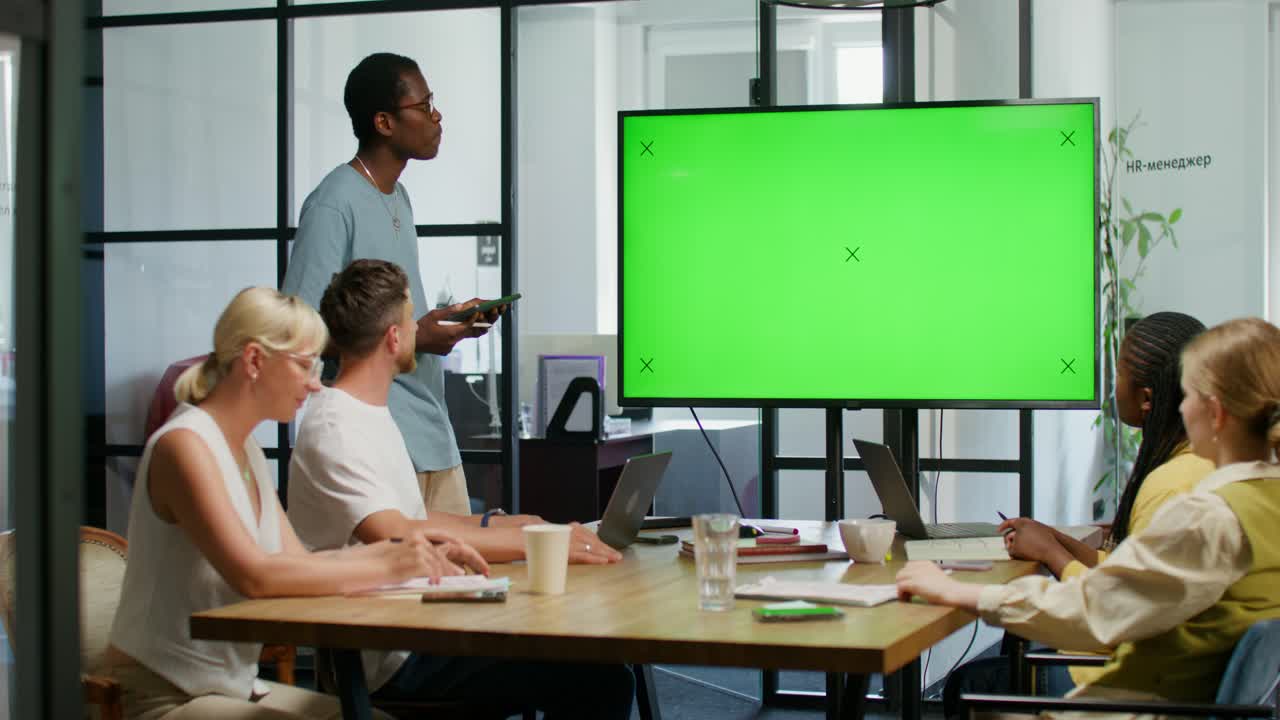 reunión de negocios con presentación en pantalla verde