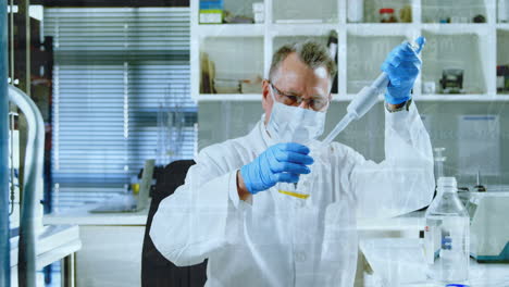 animación de fórmulas químicas sobre un trabajador de laboratorio de sexo masculino caucásico con máscara facial con muestra