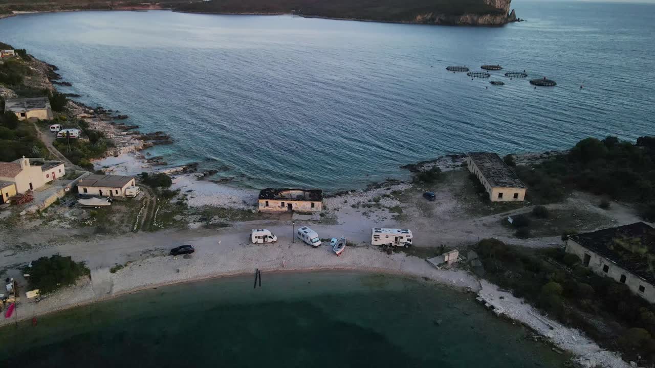 fotografía aérea sobre la playa de la riviera albanesa y cerca del castillo de porto palermo
