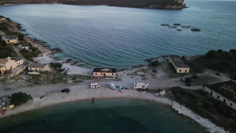 Toma-Aérea-Sobre-La-Playa-De-La-Riviera-Albanesa-Y-Cerca-Del-Castillo-De-Porto-Palermo