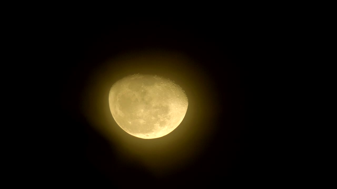 la luna naciente en el cielo oscuro.