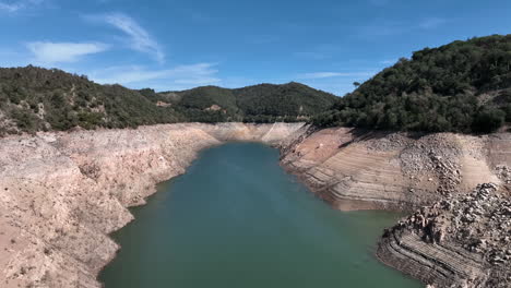 Depósito-De-Agua-A-Niveles-Extremadamente-Bajos-En-El-Pantano-De-Sau,-Cataluña,-Vista-Aérea