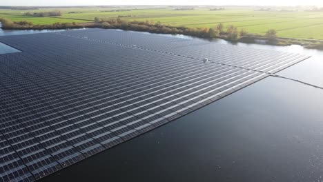 Sonnenkollektoren-An-Einem-See-In-Den-Niederlanden