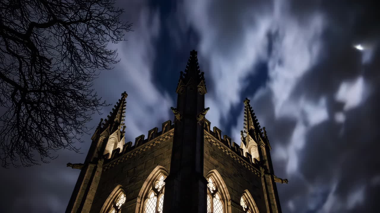 밤 에 고 양식 의 교회 탑