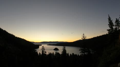 Un-Video-Timelapse-Que-Muestra-Una-Impresionante-Puesta-De-Sol-Sobre-Emerald-Bay-En-South-Lake-Tahoe,-California,-Mientras-El-Agua-Brilla-Mientras-El-Sol-Se-Esconde-Bajo-El-Horizonte,-Proyectando-Tonos-Vibrantes-En-El-Cielo.