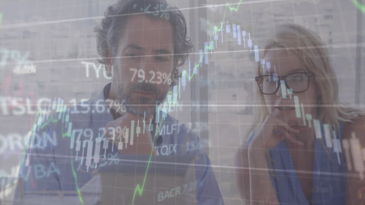 animación del procesamiento de datos financieros con estadísticas sobre diversos empresarios