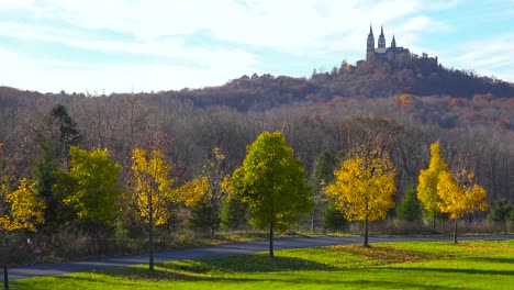 bonito establecimiento de una toma panorámica de la colina sagrada, un monasterio remoto en la zona rural de wisconsin 3