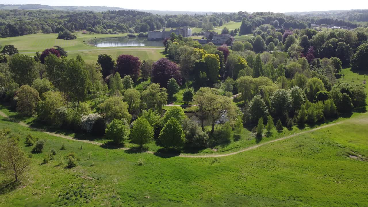 Kasteel Leeds, Kent, Engeland: drone luchtopname onthult door bomen.