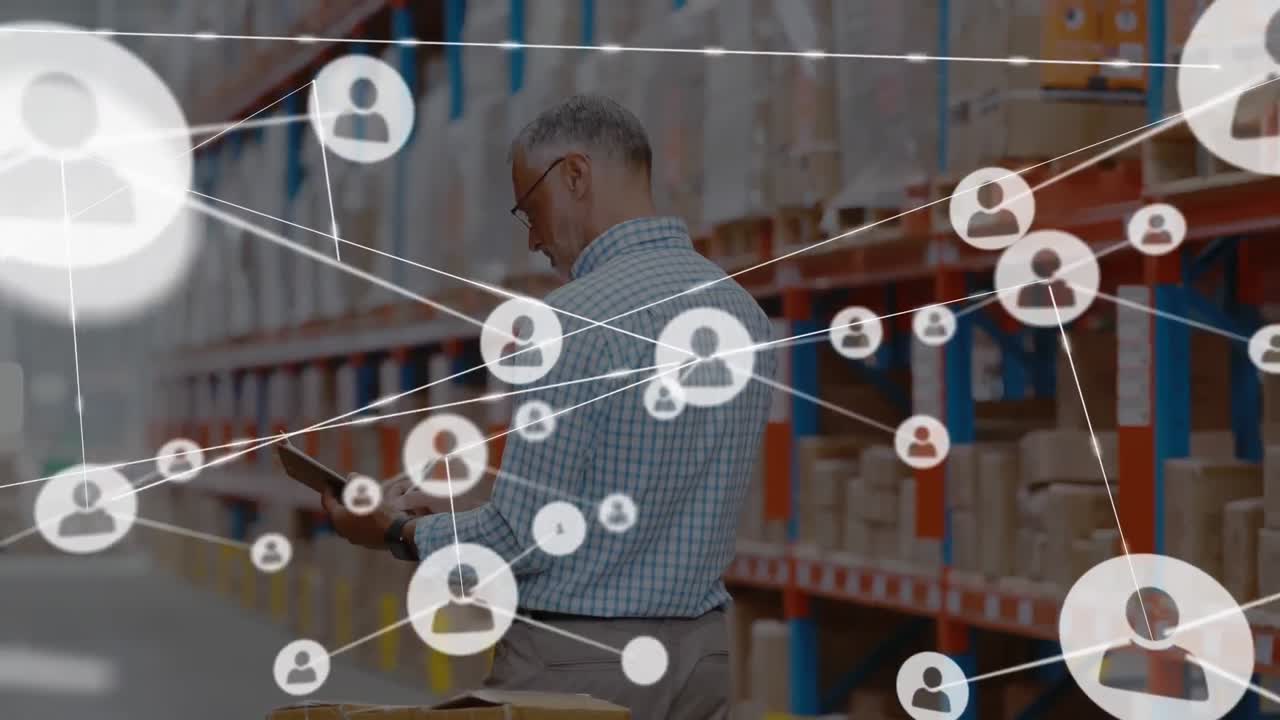 animación de la red de iconos de perfil sobre el supervisor masculino caucásico comprobando el stock en el almacén