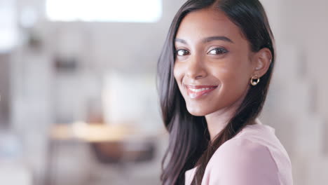 Mujer-De-Negocios-De-Moda-Que-Parece-Feliz