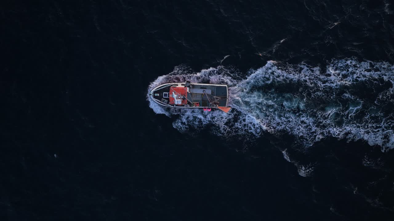 Peschereccio norvegese diretto in mare all'alba sotto cieli dorati.