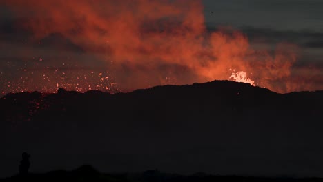 Magma-Explodiert-Nachts-Aus-Dem-Krater,-Bedrohliche-Dunkle-Landschaft,-Island